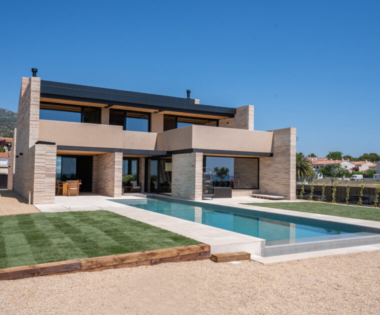 Habitatge unifamiliar a primera línia de mar amb piscina desbordant.